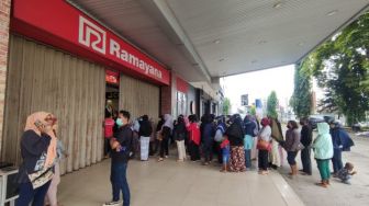 Tiga Hari Harga Minyak Turun, Masyarakat Bontang Rela Antre dari Pagi