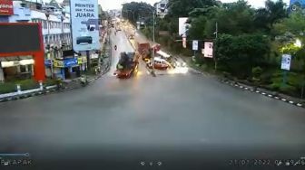Truk Tronton Tabrak Belasan Kendaraan di Lampu Merah Balikpapan, Video CCTV Detik-detik Kecelakaan Beredar