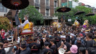 Umat Hindu mengikuti upacara ngaben Raja Pemecutan XI Anak Agung Ngurah Manik Parasara di Denpasar, Bali, Jumat (21/1/2022). ANTARA FOTO/Nyoman Hendra Wibowo