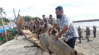 Satpol PP Kota Padang Lakukan Penertiban Pedagang di Kawasan Muaro Lasak
