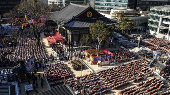 Ordo Jogye, sekte Buddha terbesar di Korea Selatan, mengadakan rapat umum di Kuil Jogye, Seoul, Jumat (21/1/2022). [ANTHONY WALLACE / AFP]