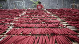 Pembuatan Hio Jelang Perayaan Imlek di Tangerang