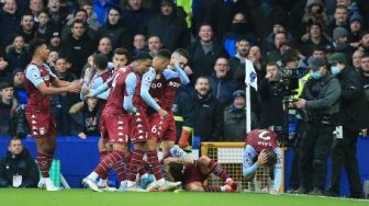 Diwarnai Aksi Lempar Botol, Aston Villa Pecundangi Everton di Goodison Park