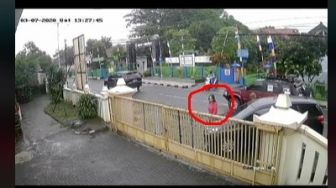 Viral Detik-detik Mobil Jalan Sendiri dan Tabrak Wanita hingga Terjepit Pagar