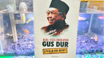 Ulasan Buku Asal-Usul Ungkapan Gus Dur Gitu Aja Kok Repot, Humor Tasawuf