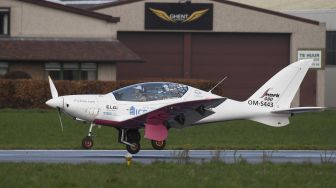 Pilot remaja Belgia-Inggris Zara Rutherford menaiki pesawat Ultralight Shark mendarat kembali di akhir perjalanan solo keliling dunianya di Kota Kortrijk, Belgia, pada (20/1/2022). [JOHN THYS / AFP]