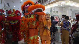 Barongsai beratraksi di salah satu pusat perbelanjaan di Surabaya, Jawa Timur, Sabtu (22/1/2022). [ANTARA FOTO/Didik Suhartono]