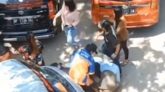 Video Detik-detik Empat Wanita Saling Jambak Sampai Guling-guling di Pasar Jodoh Batam