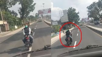Adegan Berbahaya Jangan Ditiru, Viral Perempuan Bonceng Motor Hadap Belakang di Jalan Raya