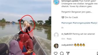 Viral Pengantin dan Pengiring Naik Perahu Terobos Banjir di Lamongan