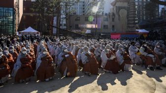 Ordo Jogye, sekte Buddha terbesar di Korea Selatan, mengadakan rapat umum di Kuil Jogye, Seoul, Jumat (21/1/2022). [ANTHONY WALLACE / AFP]