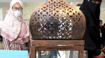 Sejumlah pengunjung melihat barang-barang peninggalan Nabi Muhammad SAW pada pameran artefak di kompleks Yayasan Zawiyah Nurun Nabi, Desa Lambhuk, Banda Aceh, Aceh, Sabtu (22/1/2022). [ANTARA FOTO/Syifa Yulinnas]