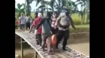Waduh! Evakuasi Korban Tenggelam, Sejumlah Warga dan Polisi Malah Nyemplung ke Sungai Karena Jembatan Ambruk