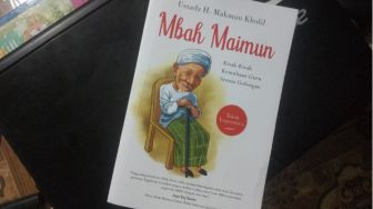 Ulasan Buku Mbah Maimun: Kisah-kisah Kemuliaan Guru Semua Golongan