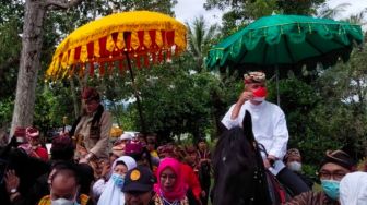 Di Lampung, Ganjar Pranowo Dapat Pin Emas Kerajaan hingga Disambut Prosesi Adat