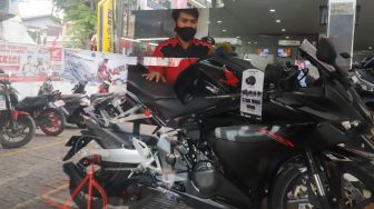 Petugas mengecek sepeda motor yang di panjang di salah satu dealer di kawasan Pasar Minggu, Jakarta Selatan, Minggu (23/1/2022). [Suara.com/Alfian Winanto]