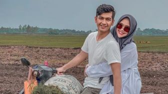 Gaya Kece Ria Ricis Bareng Suami Naik Motor di Sawah, Panen Bawa Sekarung Rumput