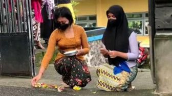Indahnya Toleransi di Buleleng, Siswi Berkerudung Bawakan Dupa untuk Temannya yang Bersembahyang