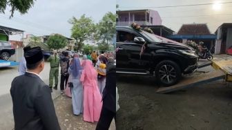 Viral Pengantin Pria Bawa Seserahan Sapi sampai Mobil Pajero, Warganet: Purwodadi Nggak Ada Lawan!