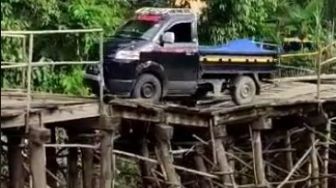Video Mobil Pikap Nekat Lewati Jembatan Reyot Bikin Warganet Ketar-Ketir: Jalan Sempit Mental Elit