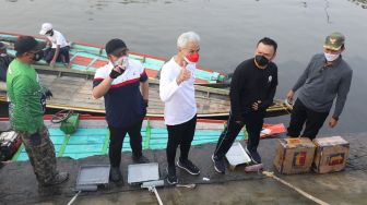 Ganjar Susur Sungai Sekanak Palembang, Diajak Emak-emak Mampir ke Rumah