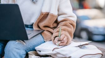 9 Pekerjaan Ini Cocok untuk Orang yang Suka Menulis, Bisa Dicoba
