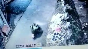 2 Terduga Maling Motor di Pos RW 02 Kebon Baru Terekam CCTV, Korban: Saya Curiga Ada Orang Dalem