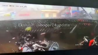 Viral Detik-Detik Papan Reklame Raksasa Roboh Timpa Sejumlah Motor Akibat Hujan Badai