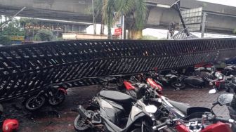 Penampakan Reklame Raksasa Roboh Timpa Puluhan Motor di Bogor