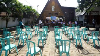 Suasana sepi operasi pasar stabilisasi harga minyak goreng di Rumah kreatif, Banyuwangi, Timur, Senin (24/1/2022). ANTARA FOTO/Budi Candra Setya