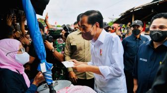 Bagi-bagi Duit di Pasar Baru Muara Enim Rp 1,2 Juta per Orang, Jokowi ke Pedagang: Beli Cabai 2 Kilo