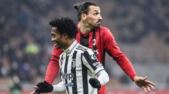 Gelandang Juventus Juan Cuadrado (kiri) dan penyerang AC Milan Zlatan Ibrahimovic bereaksi selama pertandingan sepak bola Serie A Italia antara AC Milan melawan  Juventus di Stadion San Siro, Senin (24/1/2022) dini hari WIB. Alberto PIZZOLI / AFP