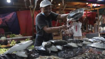Penjualan Ikan Bandeng Jelang Imlek di Kawasan Petak Sembilan