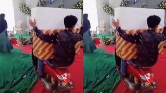 Ogah Biasa-biasa Aja, 2 Cowok Ini Sampai Naik Motor ke Pelaminan Demi Antar Hadiah Pernikahan