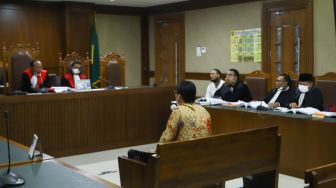 Musisi I Gede Ari Astina atau Jerinx SID saat menjalani sidang lanjutan kasus pengancaman di Pengadilan Negeri Jakarta Pusat, Selasa (25/1/2022). [Suara.com/Alfian Winanto]