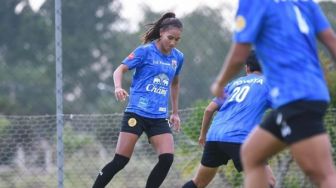 5 Pose Pamer Perut Rata Adik Teerasil Dangda yang Moncer di Piala Asia Wanita 2022