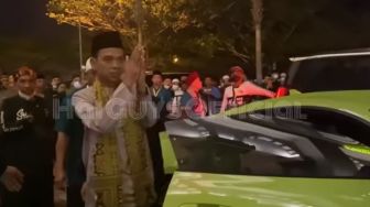 Datangi Subuh Akbar di Pontianak, Mobil Mewah yang Disetir Ustaz Abdul Somad Jadi Sorotan