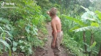Viral Seorang Kakek Tinggal Sebatang Kara di Gubuk Tengah Hutan di Ngantang
