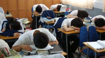Siswa Terlihat Serius Baca Buku Ternyata Tertidur, Kelopak Matanya Digambar Seolah-olah sedang Melek, Netizen: Kocak!