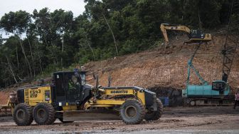 Pekerja dibantu alat berat memulai pembangunan proyek hilirisasi batu bara menjadi Dimetil Eter (DME) di Kawasan Industri Tanjung Enim, Tanjung Lalang, Tanjung Agung, Muara Enim, Sumatera Selatan, Senin (24/1/2022). [ANTARA FOTO/Nova Wahyudi]