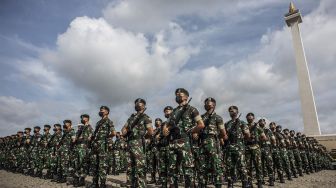 Prajurit TNI AD mengikuti Apel Gelar Pasukan Jajaran TNI Angkatan Darat (AD) Wilayah Jabodetabek di Lapangan Monas, Jakarta, Selasa (25/1/2022). [ANTARA FOTO/Aprillio Akbar]