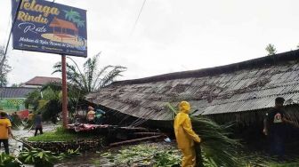 Pengunjung Asyik Bersantap, Rumah Makan di Karanganyar Porak-poranda Disapu Puting Beliung