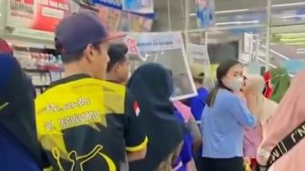 Viral! Demi Antrian Minyak Goreng Ibu dan Anak Mengaku Tak Kenal, Netizen : Dasar Anak Durhaka Kau