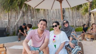 Raffi Ahmad Unggah Foto Liburan Bersama Keluarga Besar, Warganet Gagal Fokus dengan Wajah Nagita Slavina