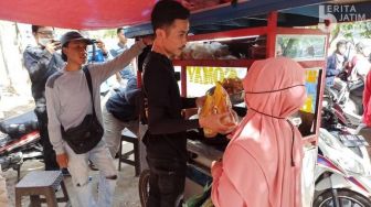 Kasihan Lihat Pedagang Kecil di Madiun dan Ponorogo, Rima Darma Bagi-bagikan Minyak Goreng