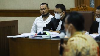 Musisi I Gede Ari Astina atau Jerinx SID saat menjalani sidang lanjutan kasus pengancaman di Pengadilan Negeri Jakarta Pusat, Selasa (25/1/2022). [Suara.com/Alfian Winanto]