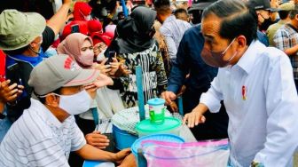 Di Sumsel Presiden Jokowi Belanja Cabai dan Petai, Pedagang Teriak Bahagia: Yeeee