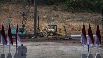 Pekerja dibantu alat berat memulai pembangunan proyek hilirisasi batu bara menjadi Dimetil Eter (DME) di Kawasan Industri Tanjung Enim, Tanjung Lalang, Tanjung Agung, Muara Enim, Sumatera Selatan, Senin (24/1/2022). [ANTARA FOTO/Nova Wahyudi]