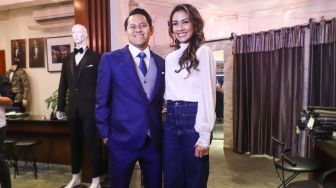 Segera Menikah, Melanie Putria dan Aldico Sapardan Fitting Baju Pengantin