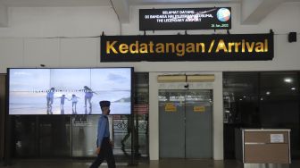 Petugas berjalan di area kedatangan Bandara Halim Perdanakusuma, Jakarta, Rabu (26/1/2022). [Suara.com/Angga Budhiyanto]